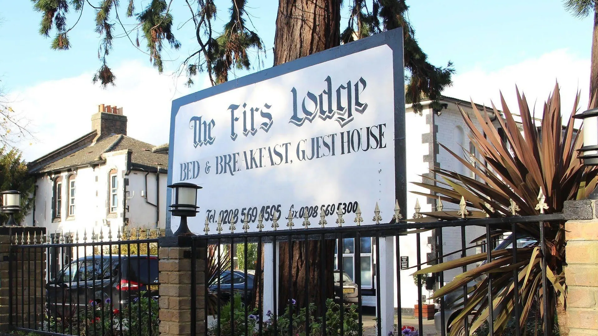 The Firs Lodge Hounslow 2*,